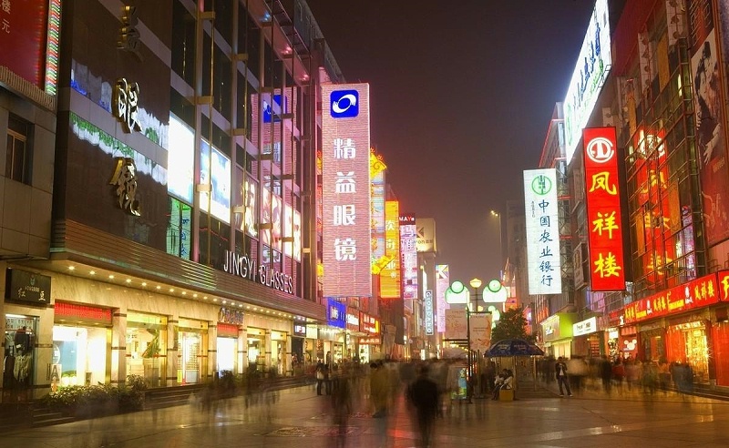 走在街上，發(fā)掘商店標(biāo)識(shí)一模一樣，統(tǒng)一式店鋪廣告牌有須要嗎？7