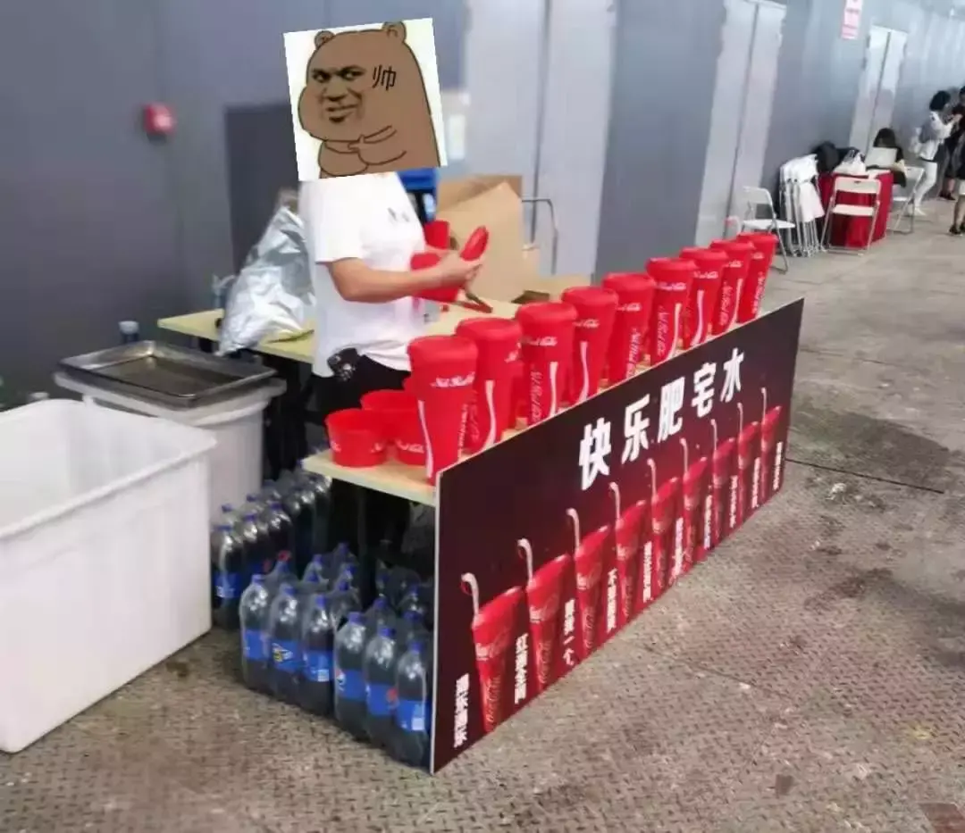 中國路邊的亞克力廣告牌，我能笑一年27